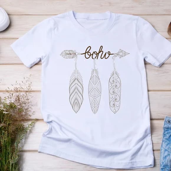 Camiseta Boho - Estampa de Penas e Flecha