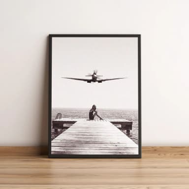 Quadro avião sobrevoando mulher em píer 122