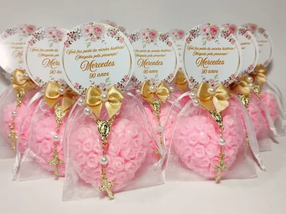 Lembrancinha 90 Anos: Sabonete Coração Floral com Mini Terço