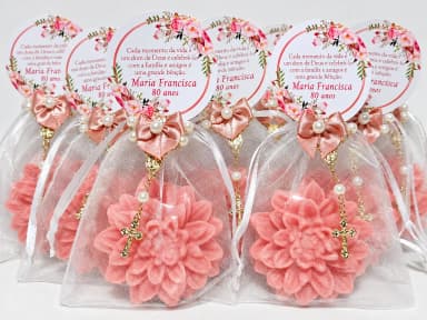 Lembrancinha 80 Anos: Sabonete Flor Dália com Mini Terço