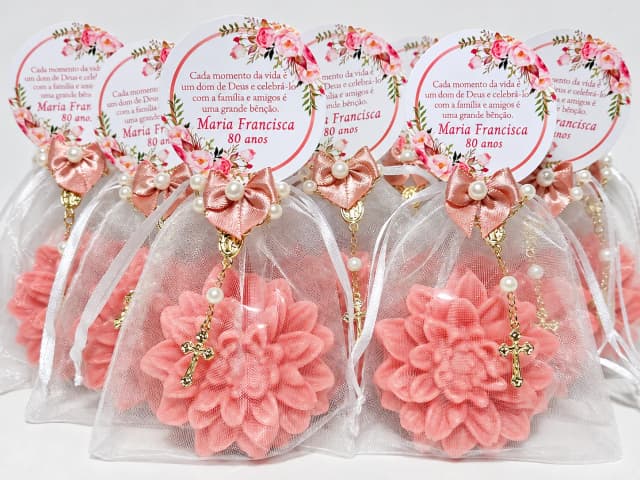 Lembrancinha 80 Anos: Sabonete Flor Dália com Mini Terço
