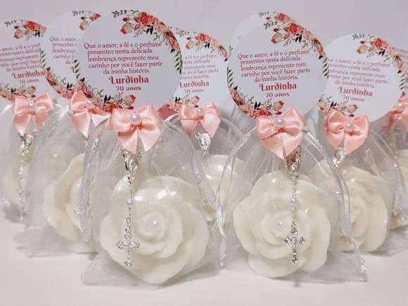 Lembrancinha 70 Anos: Sabonete Rosa Luxo com Mini Terço