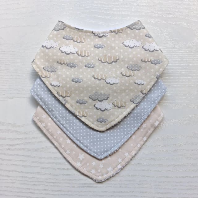 Kit 3 Babadores Bandana Premium para bebê - nuvens