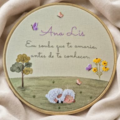 Porta Maternidade Ovelhinha com Nome | Bordado à Mão e Aquarela Personalizado